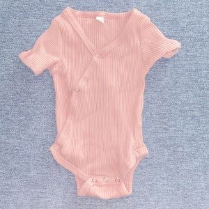 Ribbed v-neck onesie 3-6m